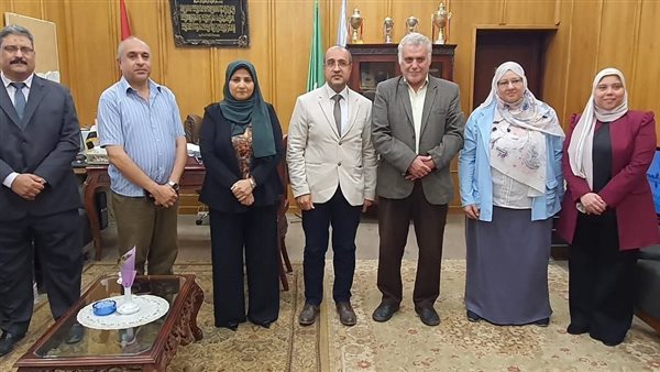 جانب من التوقيع