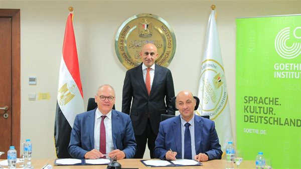 جانب من توقيع الاتفاقية