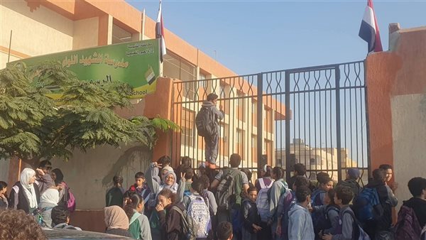 منع دخول طلاب مدرسة