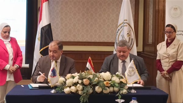 جانب من التوقيع