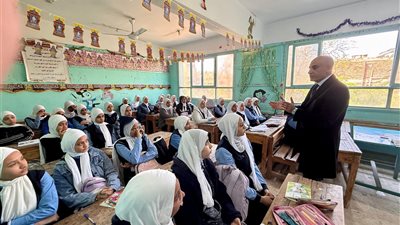 جانب من زيارة وزير التعليم لمدارس قنا    