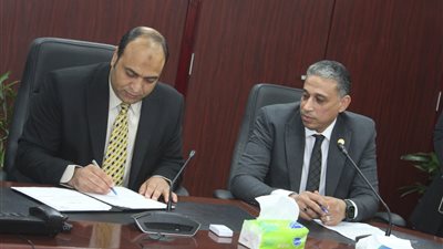 جانب من توقيع البروتكول    