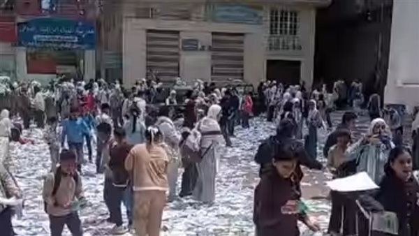 فيديو تمزيق الكتب المدرسية بالدقهلية    